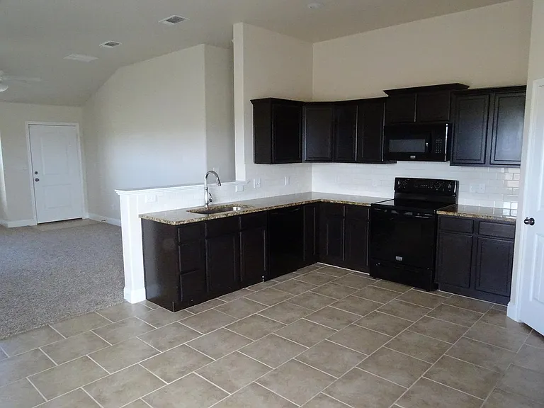 11107 Everett Ave — Photo 6