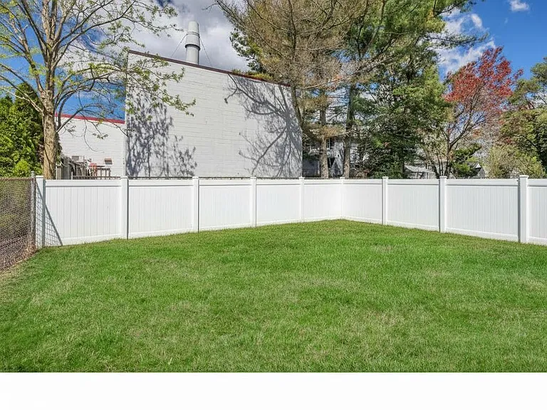 1145 Roe Ave — Photo 10