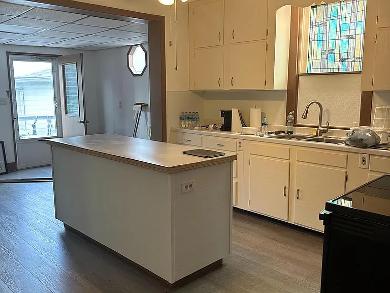 239 N Stratton St — Photo 13