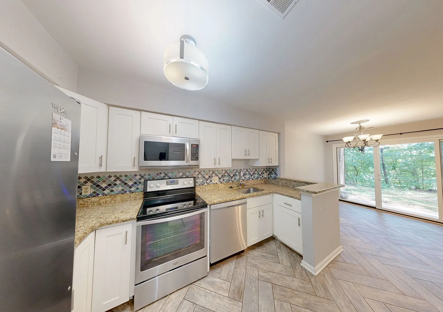 Spacious and Updated 1 bed + 1 BA Condo - walk out level — Photo 2