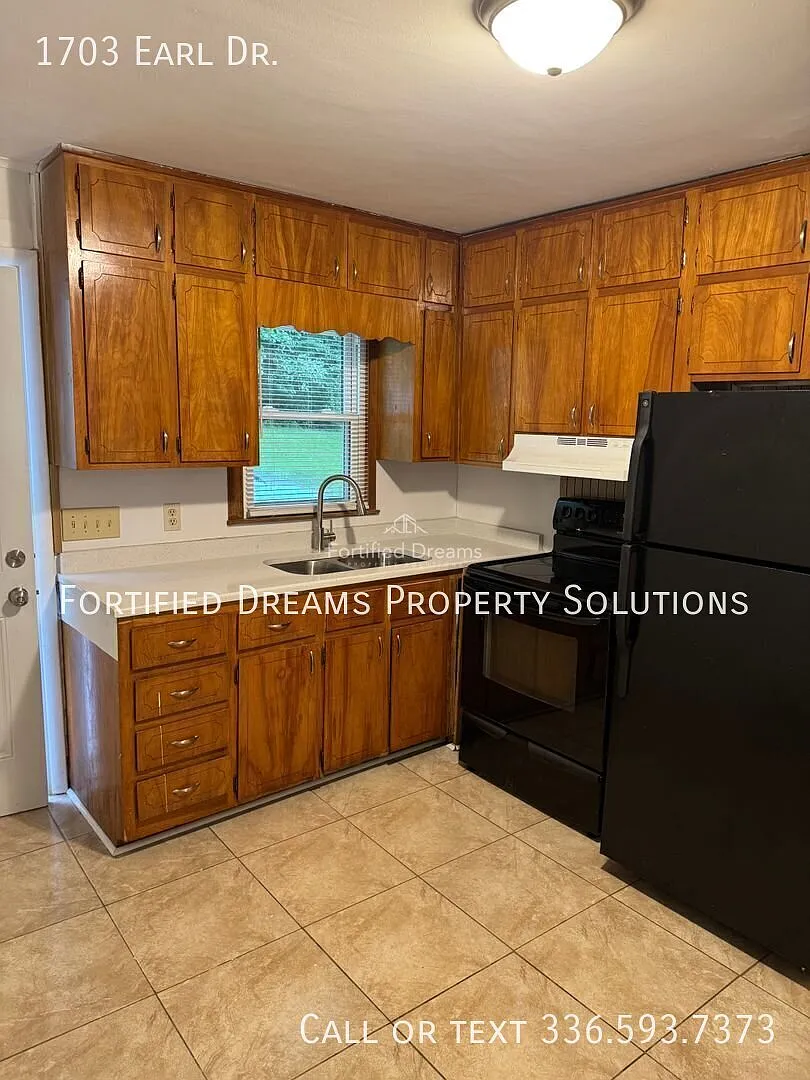 Quaint Two Bedroom — Photo 3