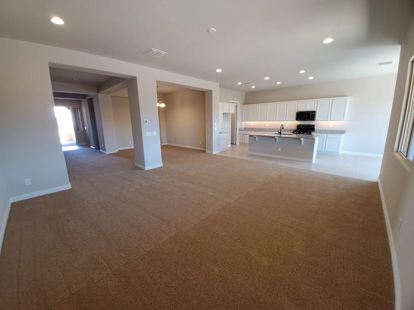 5 Bedroom - Large Newer Build - Great Location — Photo 4