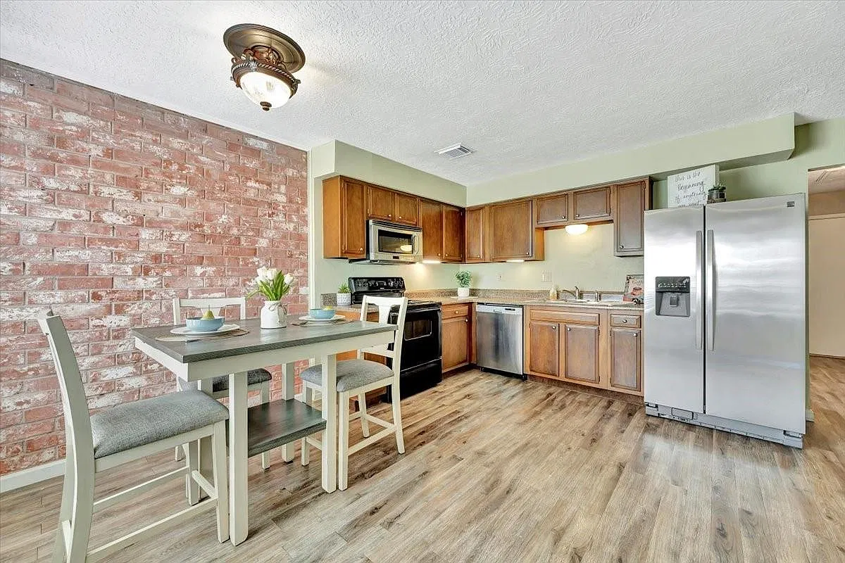 2 bed, 1.5 bath, 912 sqft, $1,600 — Photo 2