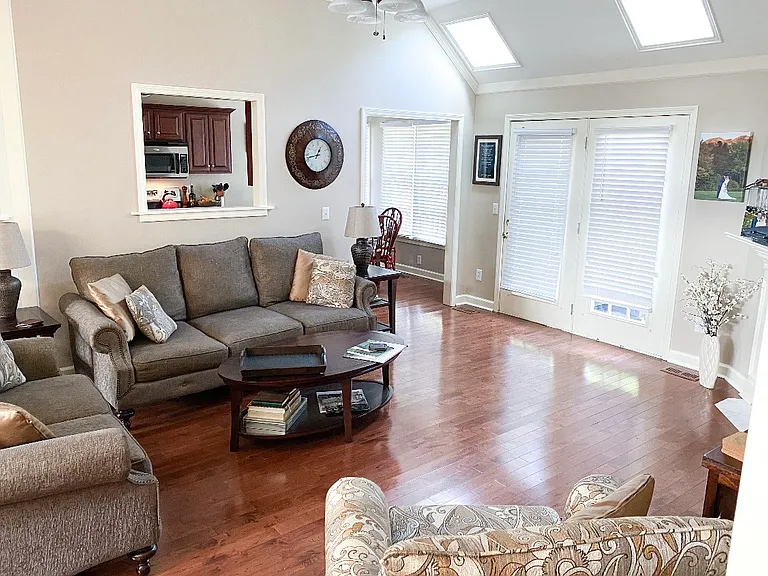 9 Willow Tree Ct — Photo 2