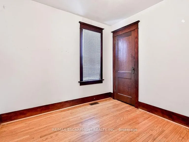 311 Queen St S — Photo 23