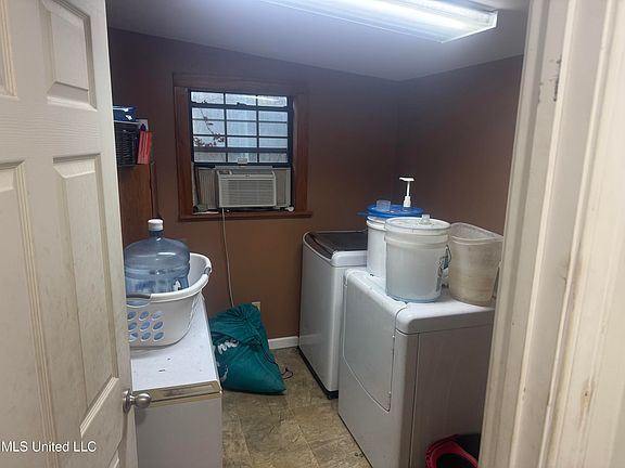 5th image of 2067 McComb Hville Rd