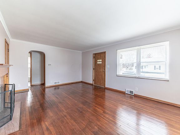 3rd image of 246 Lawrence Ave