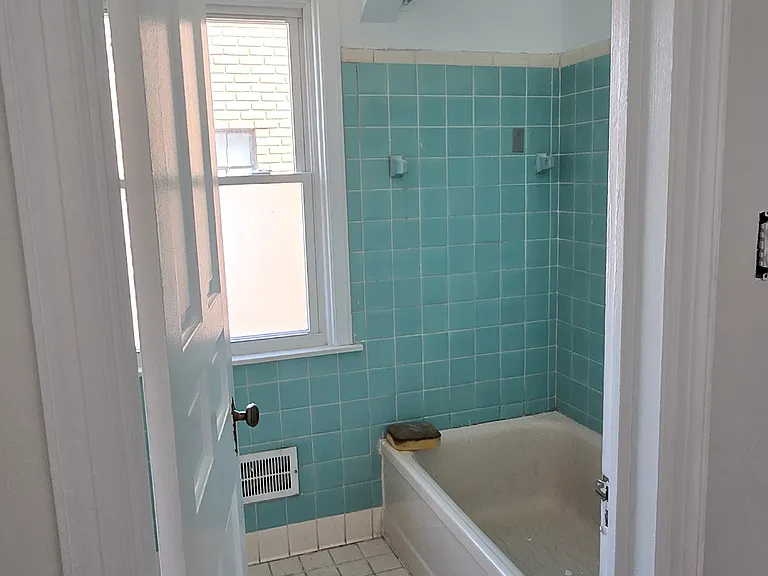 Upstairs full bathroom