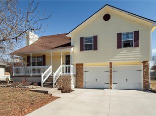 215 Pebblebrook Ln, Grain Valley, MO 64029