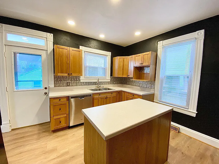 415 Brown Ave — Photo 1
