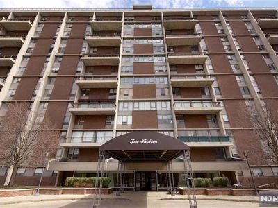 2 Horizon Rd APT 1403, Fort Lee, NJ, 07024