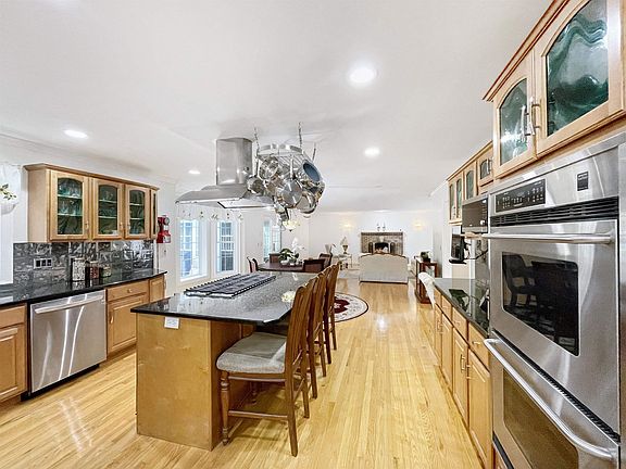 5th image of 2 Fox Hollow Ln