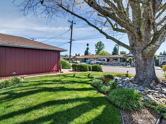 3rd image of 309 Twin Oaks Way