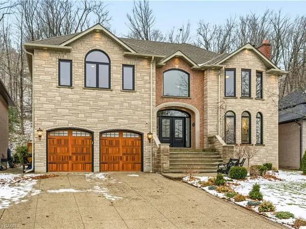 82 Maple Dr, Hamilton, ON L8G 3C2