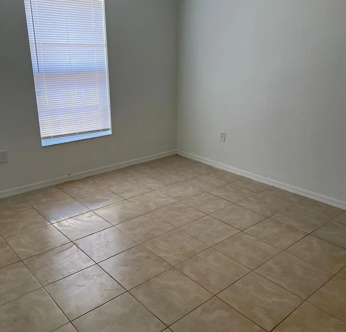 3 bed, 1200 sqft, $1,900 — Photo 2