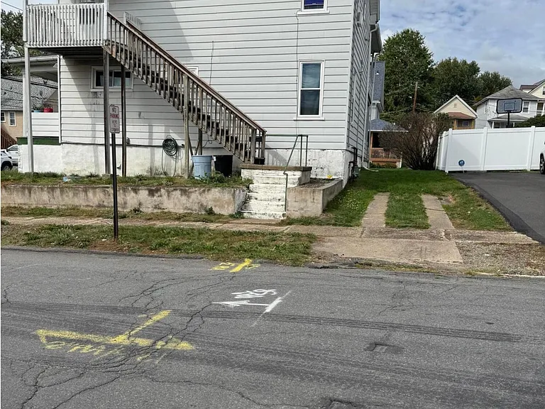 111 W Grove St — Photo 1