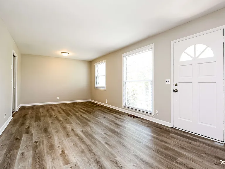 572 Whispering Hills Dr — Photo 6