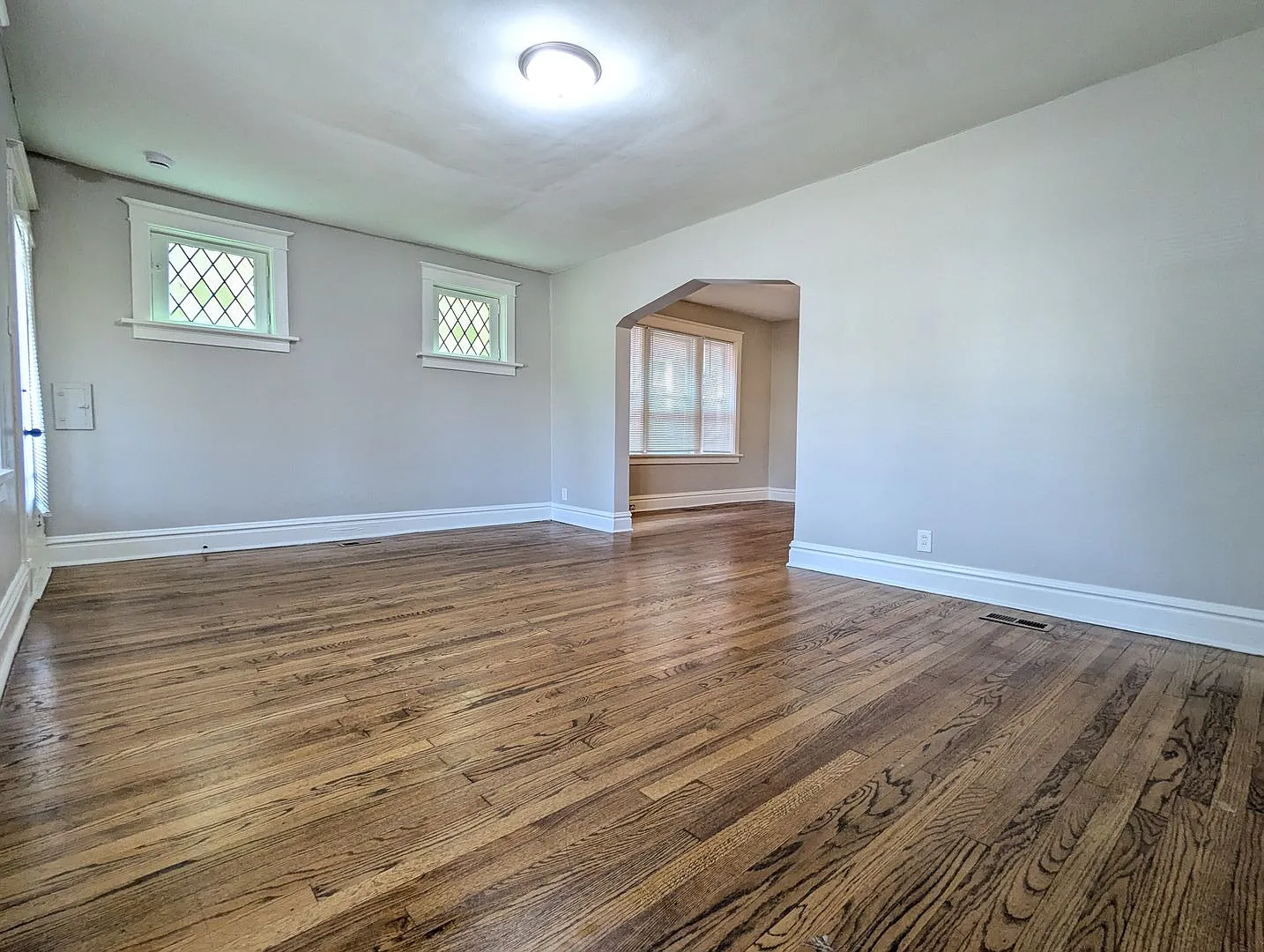 Spacious and freshly updated 2 bedroom — Photo 4