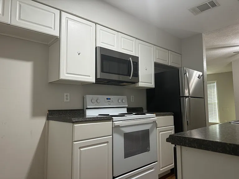 208 Uhland Rd — Photo 2