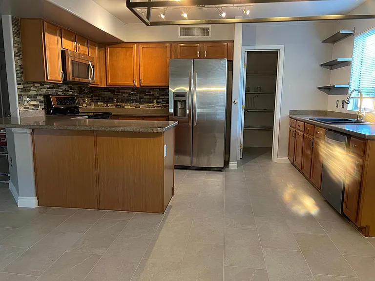 6821 S 40th Dr — Photo 2