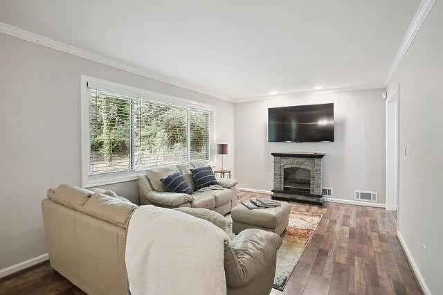 3 bed, 1.5 bath, 1815 sqft, $2,950 — Photo 3