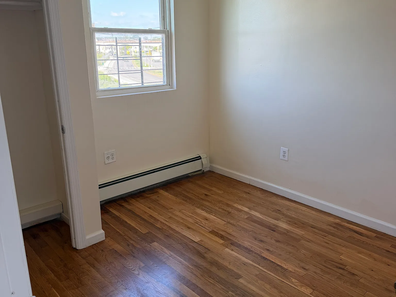 3 bed, 1000 sqft, $3,500 — Photo 2