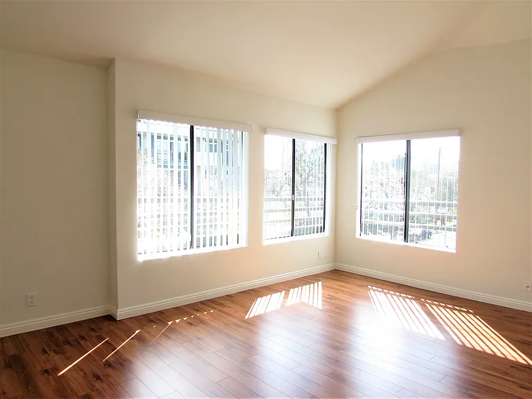 1141 N Columbus Ave — Photo 25