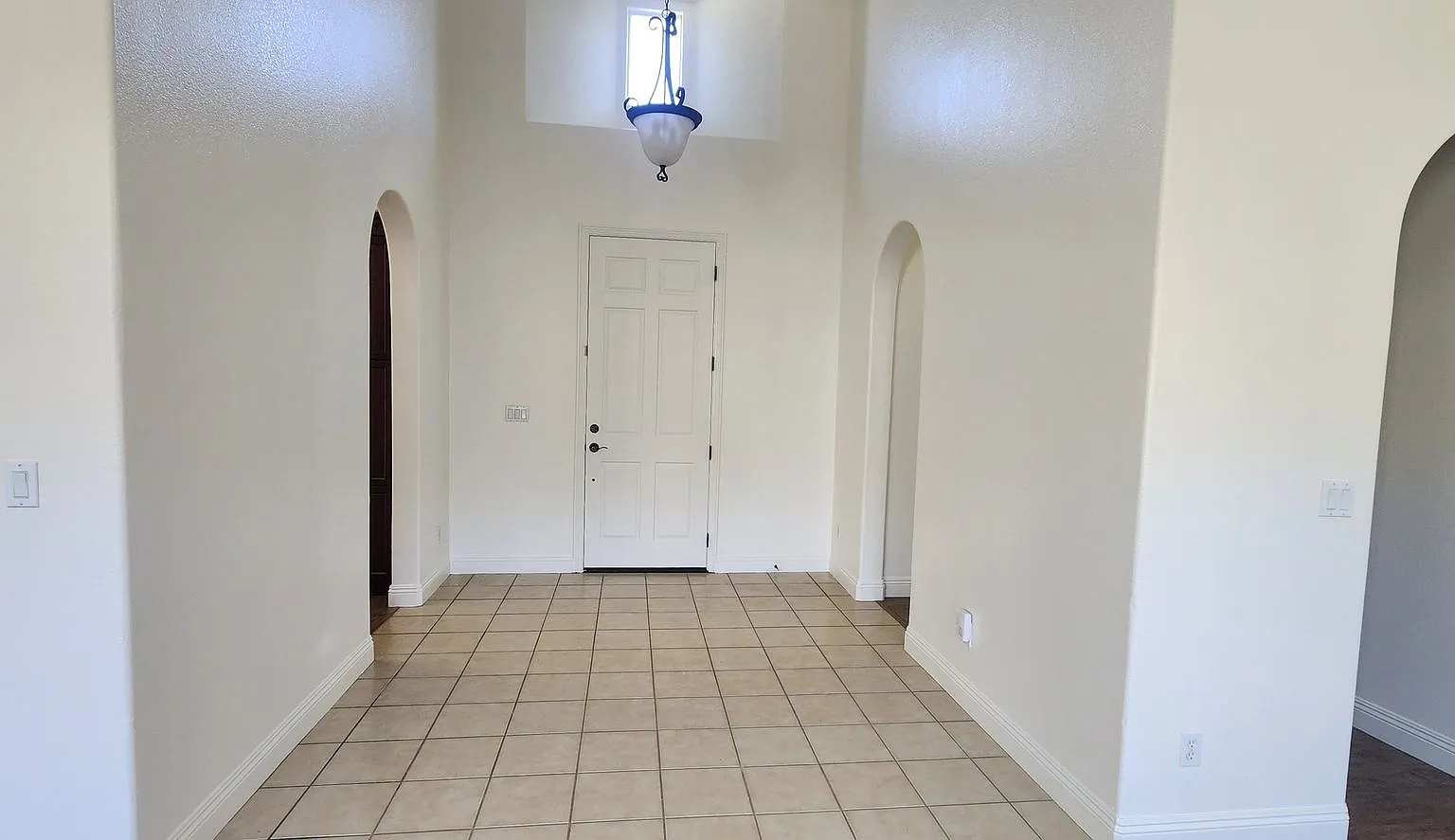Wonderdful 3 Bedroom + Den, 2.5 Bathroom Home in Elk Grove — Photo 4