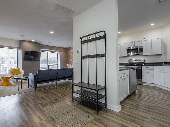 5th image of 817 Westport Rd #825-E
