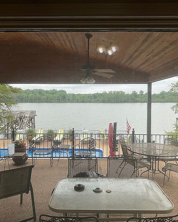 1st image of 483 Lakeshore Dr