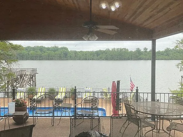 483 Lakeshore Dr, Dundee, MS 38626