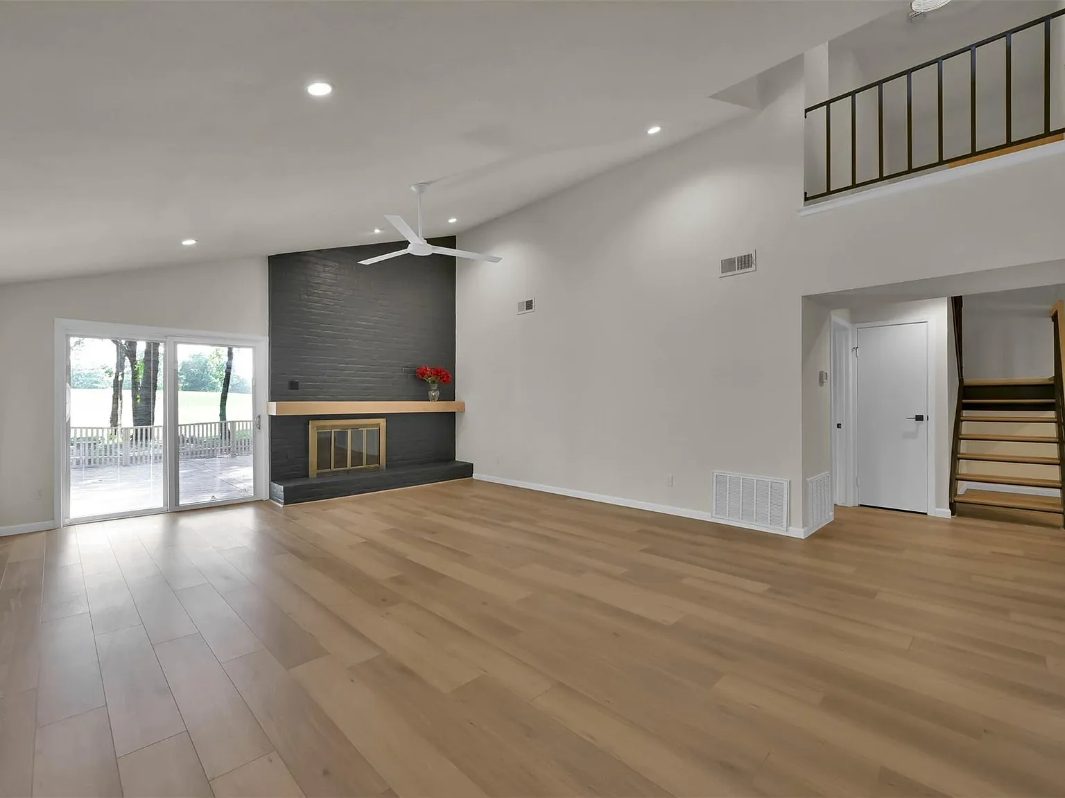 3 bed, 2.0 bath, 1954 sqft, $2,600 — Photo 3