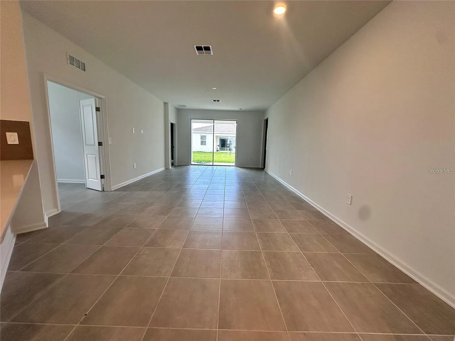 3 bed, 2109 sqft, $2,400 — Photo 4
