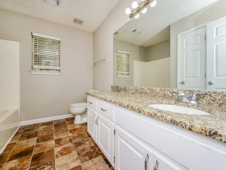 725 Grove Pointe Cir — Photo 16