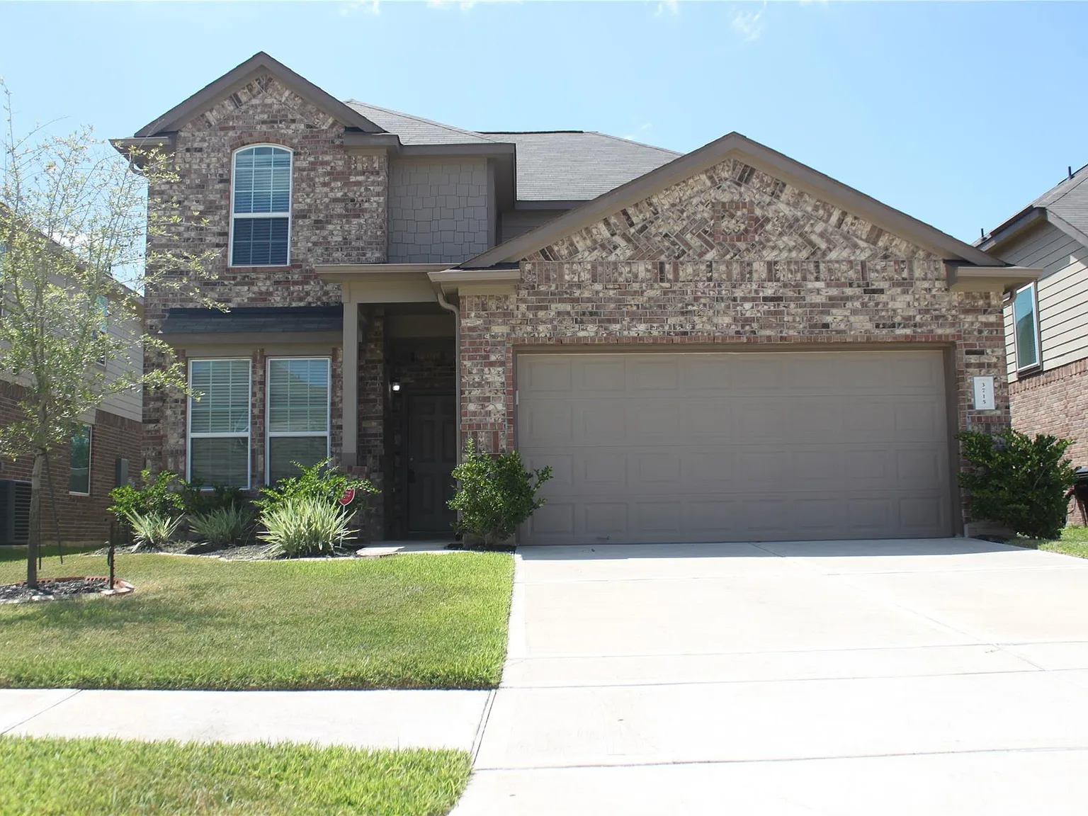 3 bed, 2.5 bath, 2750 sqft, $2,150 — Photo 1