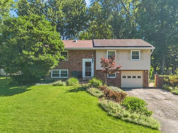 2213 S Sussex Dr, Bloomington, IN 47401