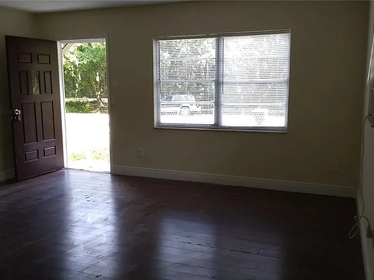 5036 College Dr — Photo 2