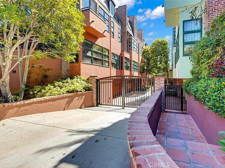 2323 S Beverly Glen Blvd #8 — Photo 2