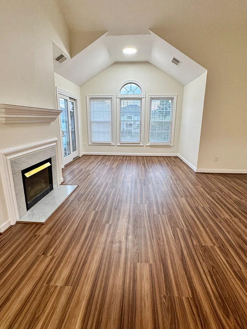 3 bed, 3.0 bath, 1633 sqft, $2,700 — Photo 3