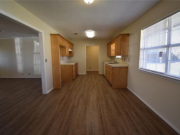 4th image of 102 Debbie St