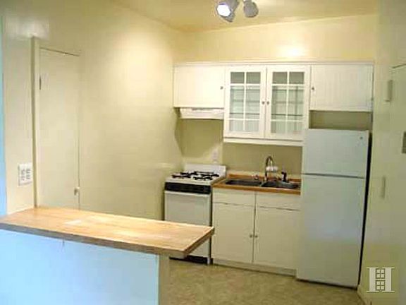 2nd image of 437 E 6th St APT 5R
