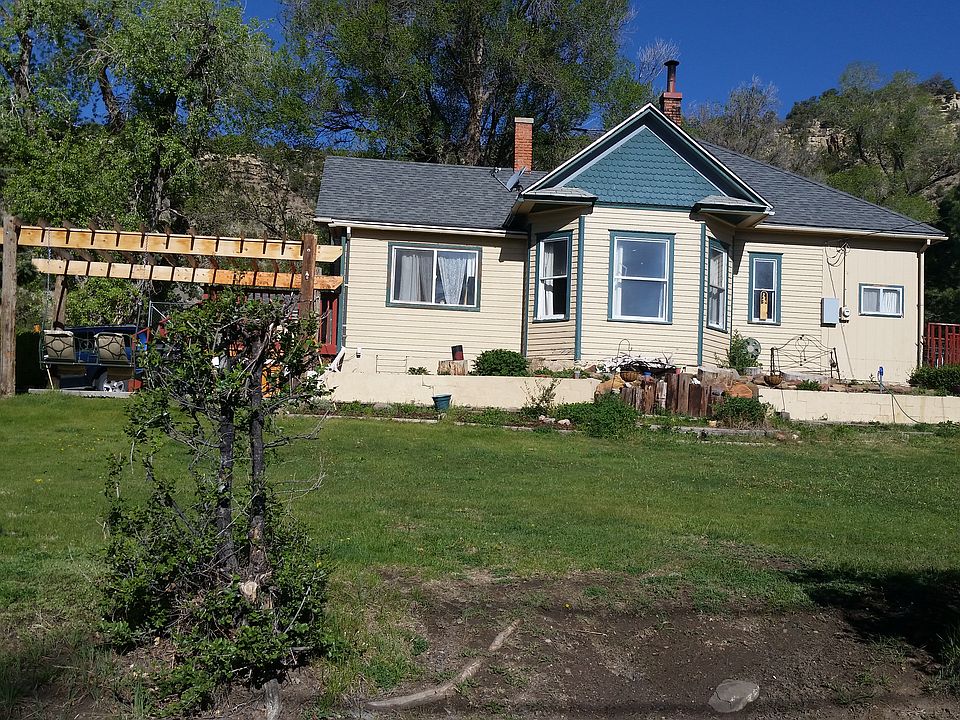 side view of front yard