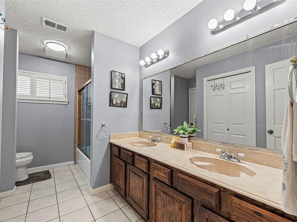 2215 Greencove Ln, Sugar Land, TX 77479