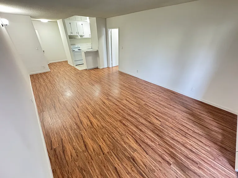 1150 N Normandie — Photo 20