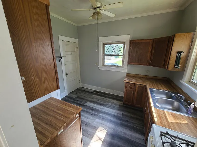 208 E Walnut St — Photo 10