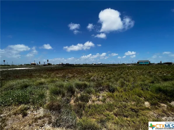 325 Swordfish Dr, Rockport, TX 78382