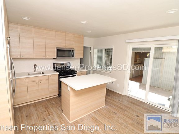 4th image of 3617 Ocean Front Walk APT B