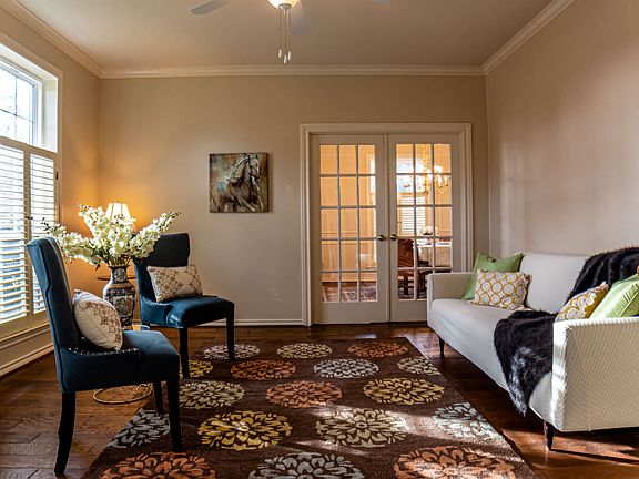 frontroom2.jpg