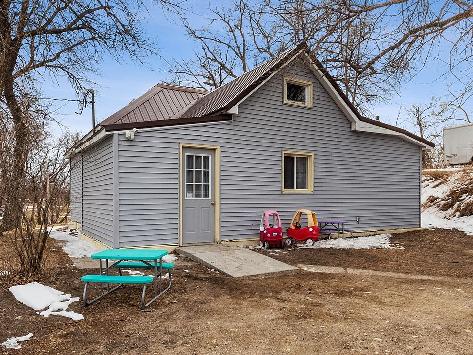 818 Center St, Enderlin, ND 58027 Zillow