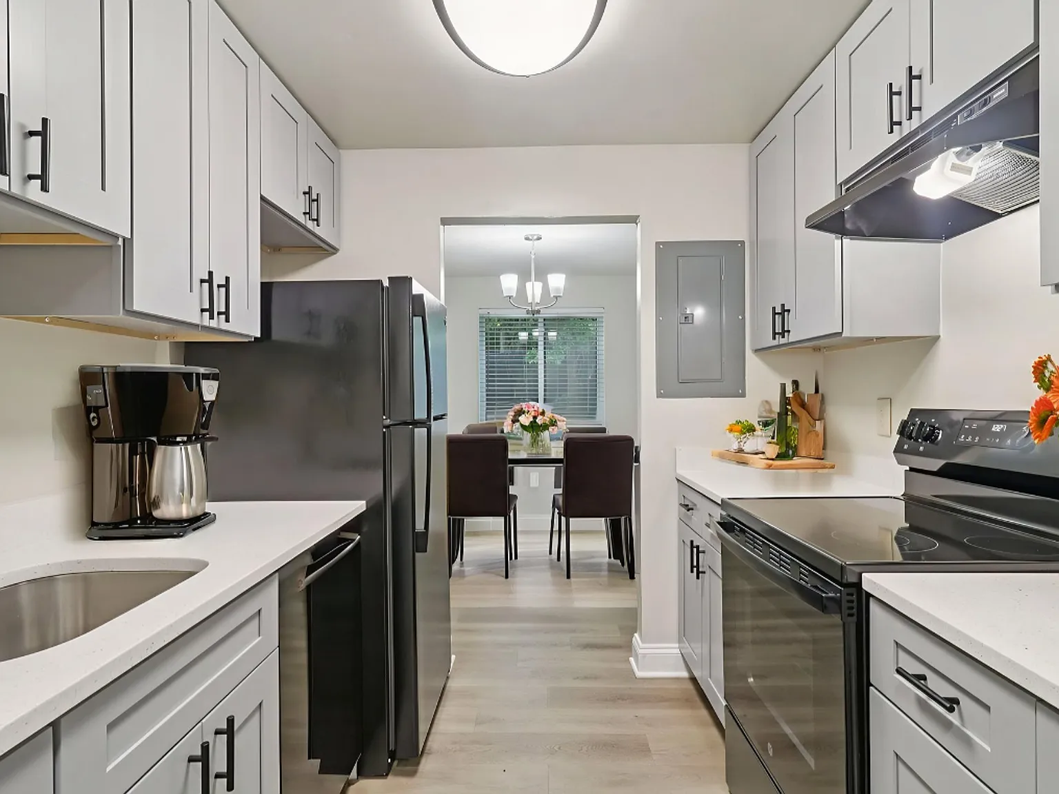 Mallard Courts Apartments — Photo 1